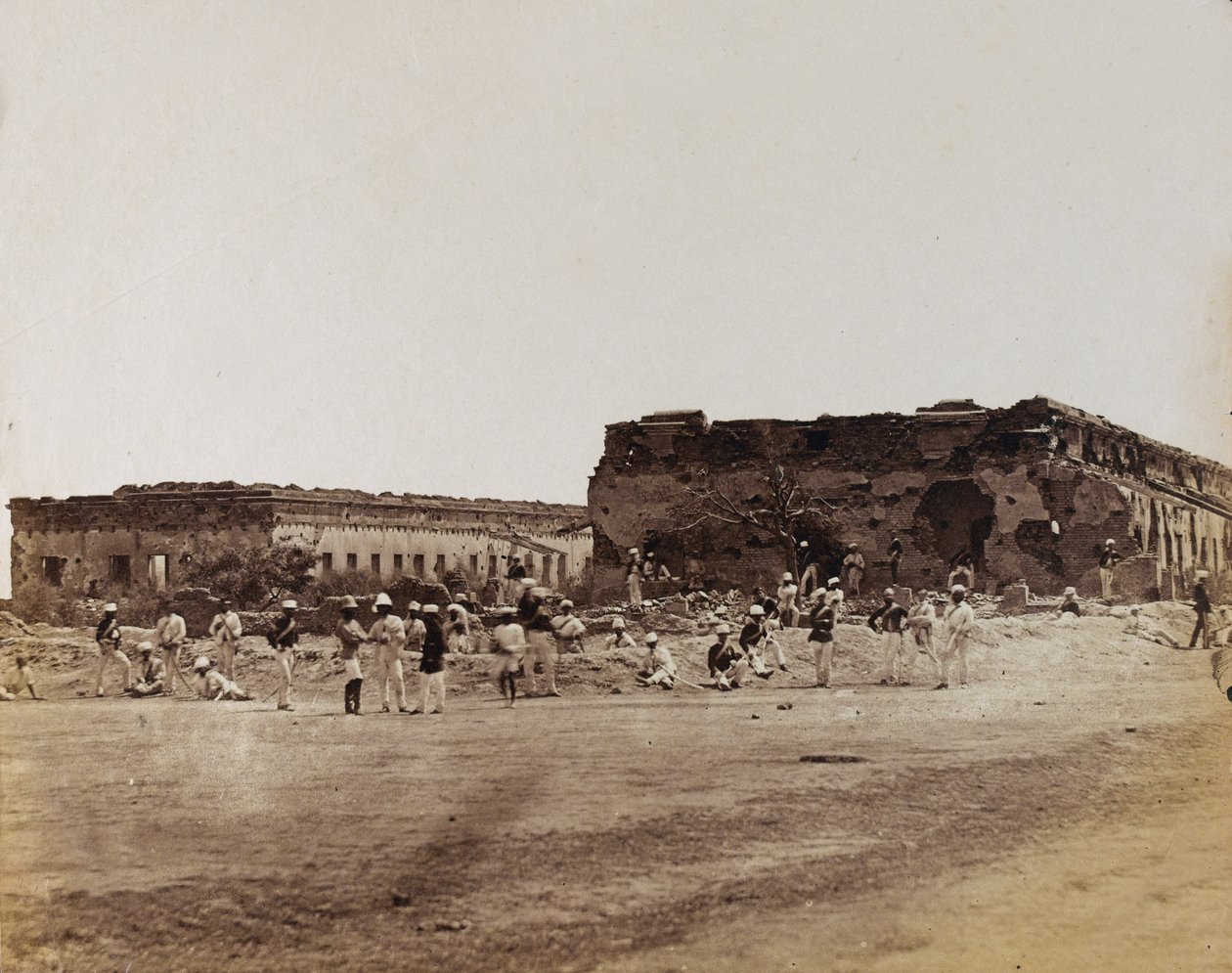 Soldados indianos por edifícios arruinados, c.1858 (foto sépia) de English Photographer