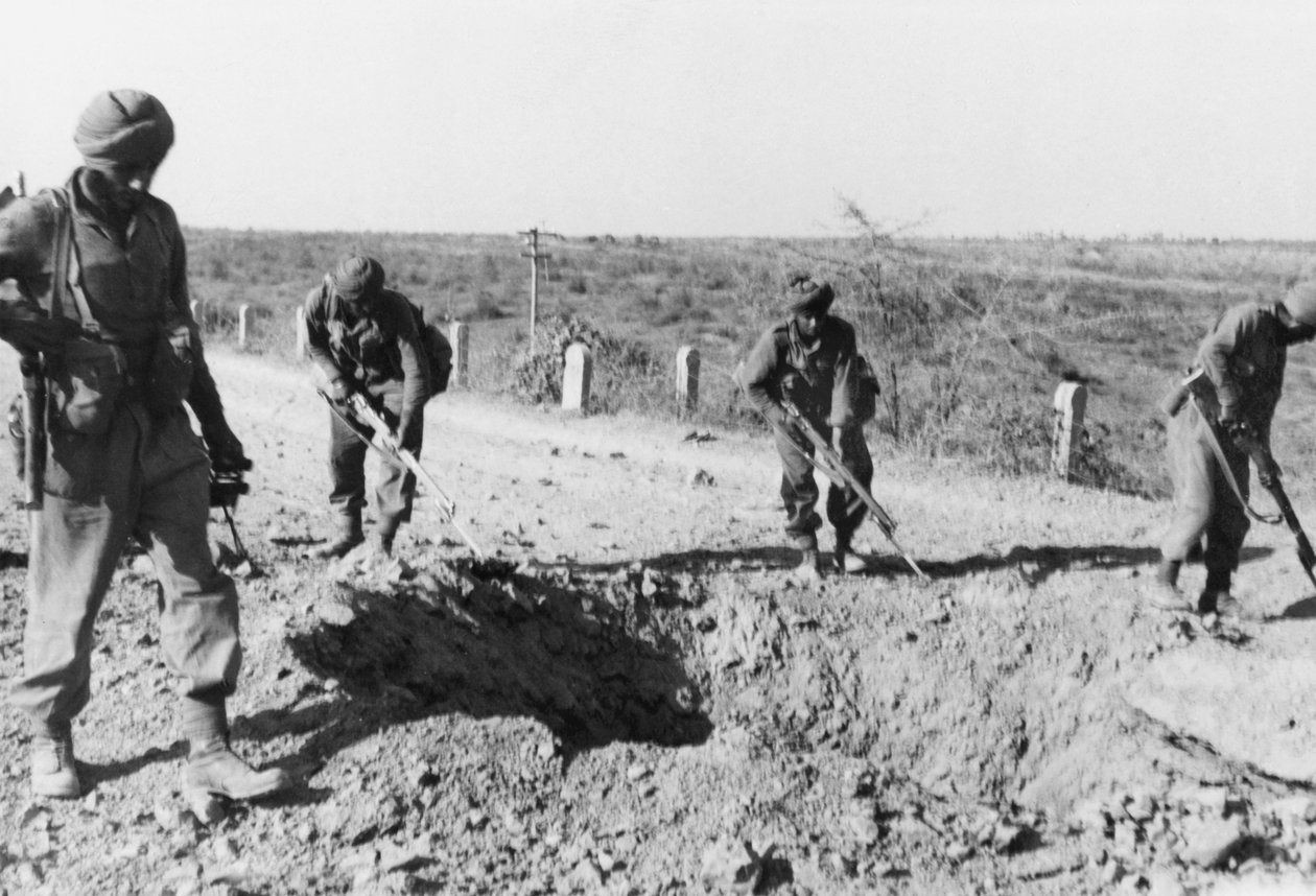 Solidaristas indianos em busca de minas ao longo de uma estrada de terra, 1941 de English Photographer
