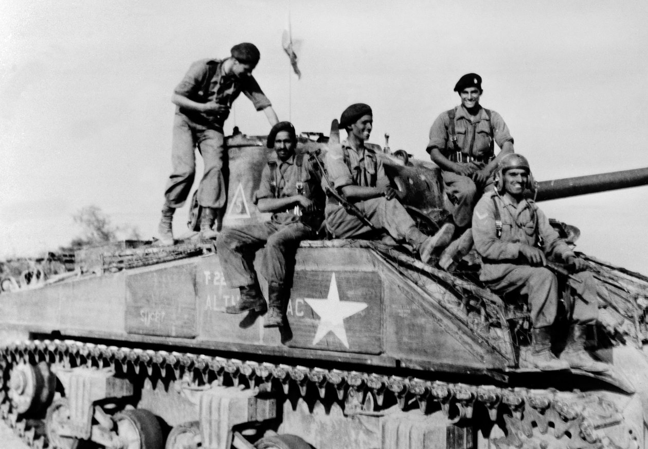 Tripulação de tanque indiano montado em seu Sherman de English Photographer