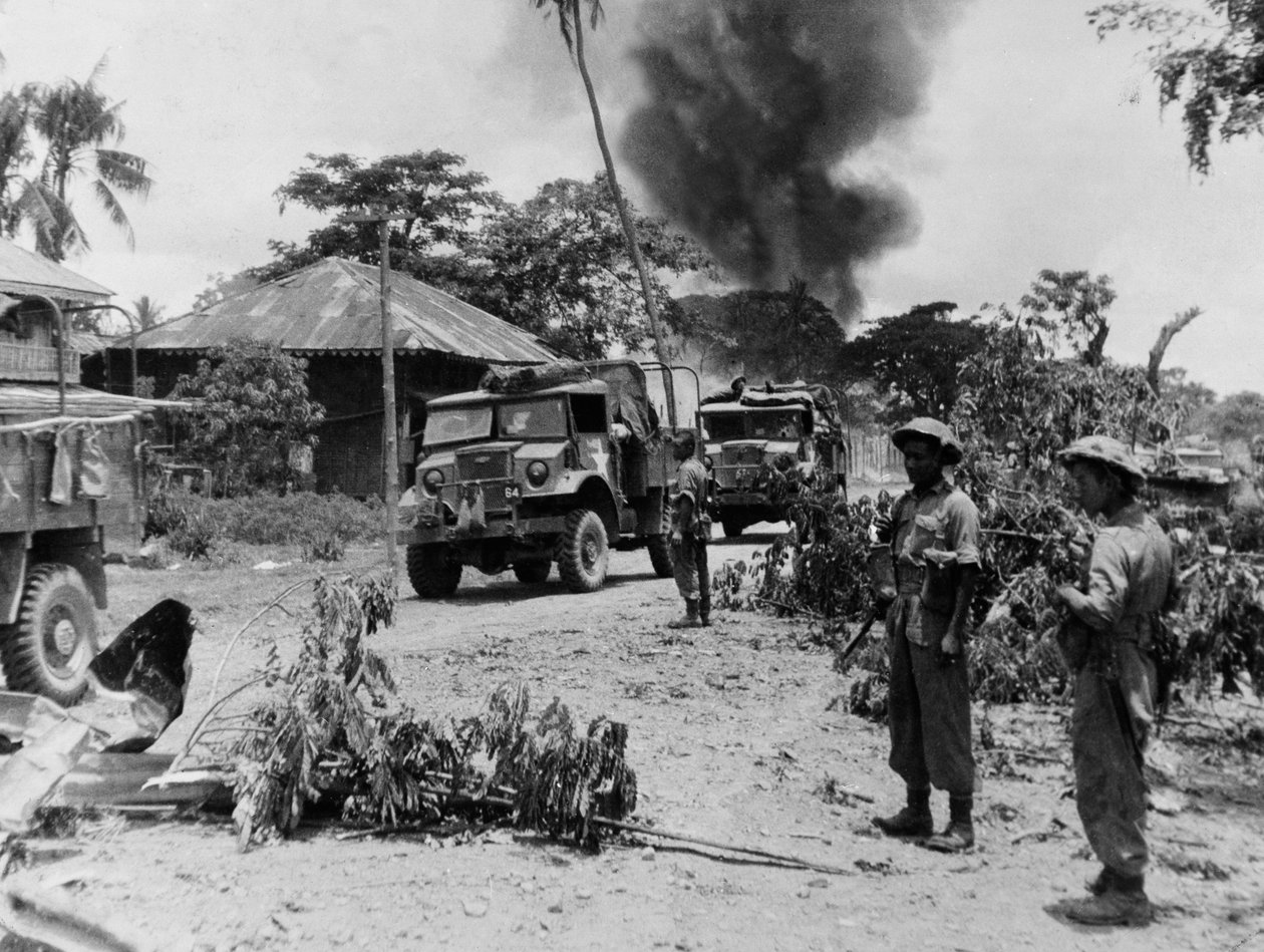 Tropas indianas da 17ª Divisão em Payagyi durante as últimas milhas do avanço em Rangoon, abril de 1945 de English Photographer