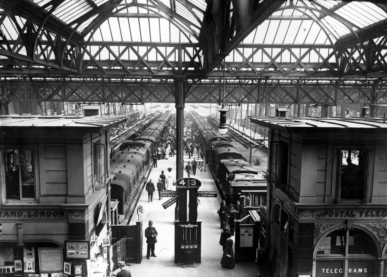 Interior da Estação Charing Cross, em Londres, c.1890 de English Photographer
