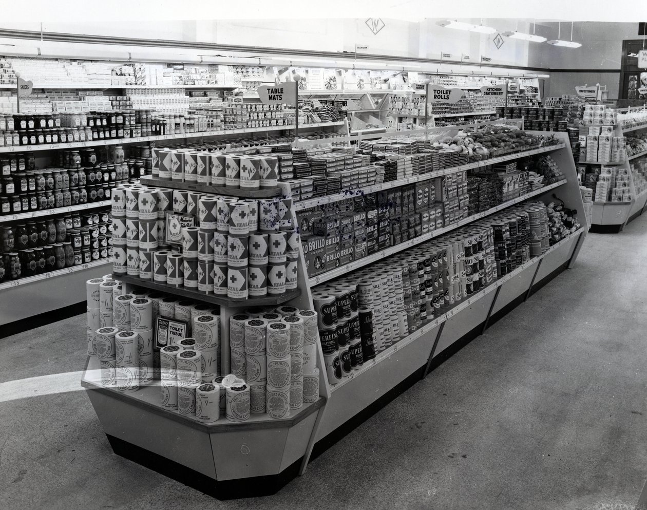 Interior de uma loja da Woolworths, 1956 de English Photographer