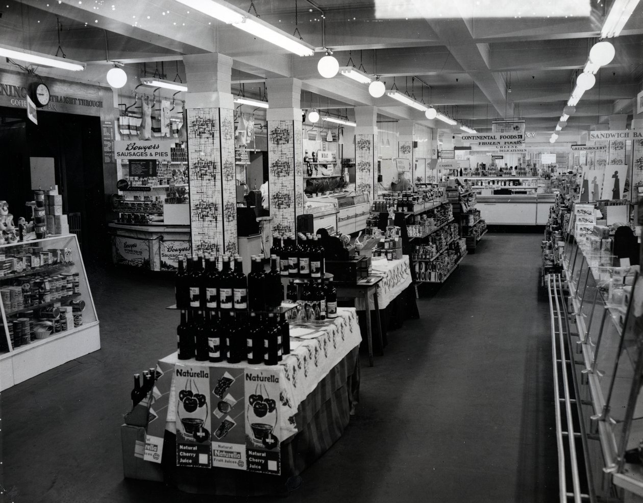 Interior de uma loja da Woolworths, 1956 de English Photographer