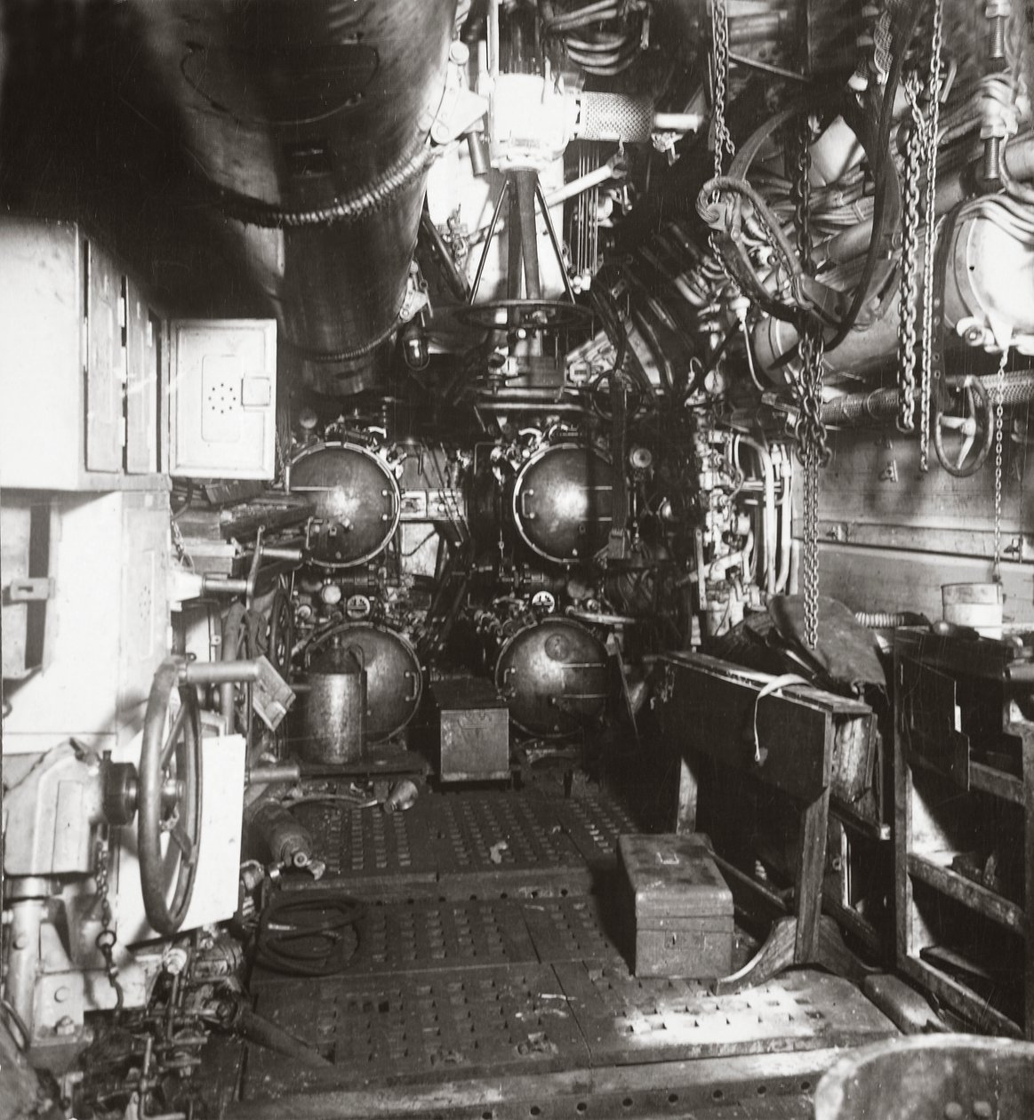 Interior do compartimento para a frente do submarino 135 mostrando o torpedo e quatro tubos de torpedo de English Photographer