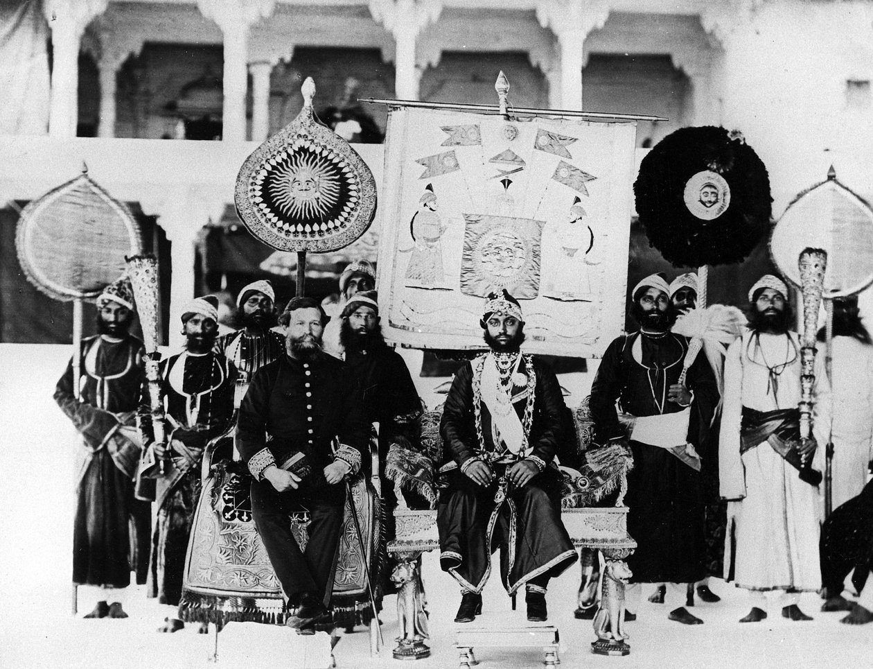 Investidura do Maharana de Udaipur com a estrela da Índia, 1871 de English Photographer