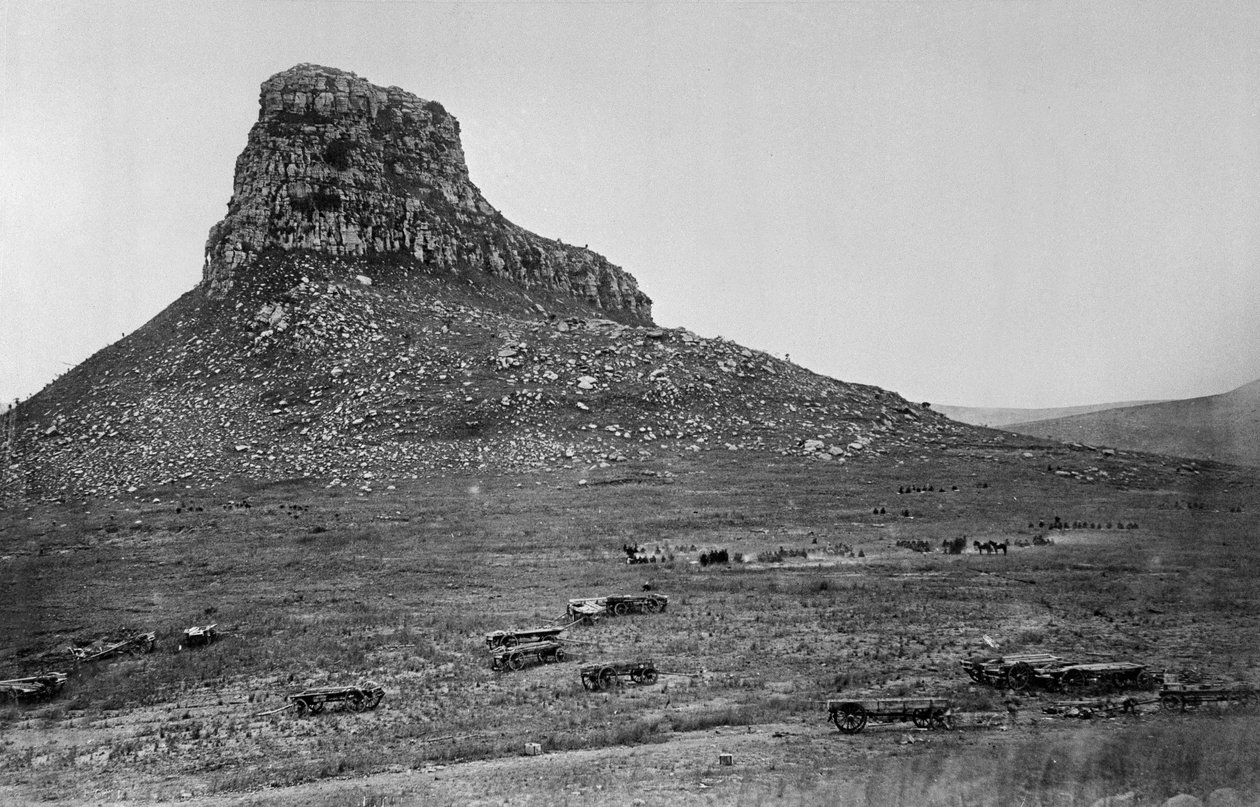 Isandhlwana através do nek, de um álbum de 43 fotografias compiladas por George Froom do 94º Regimento durante a Guerra Zulu, c.1879 de English Photographer