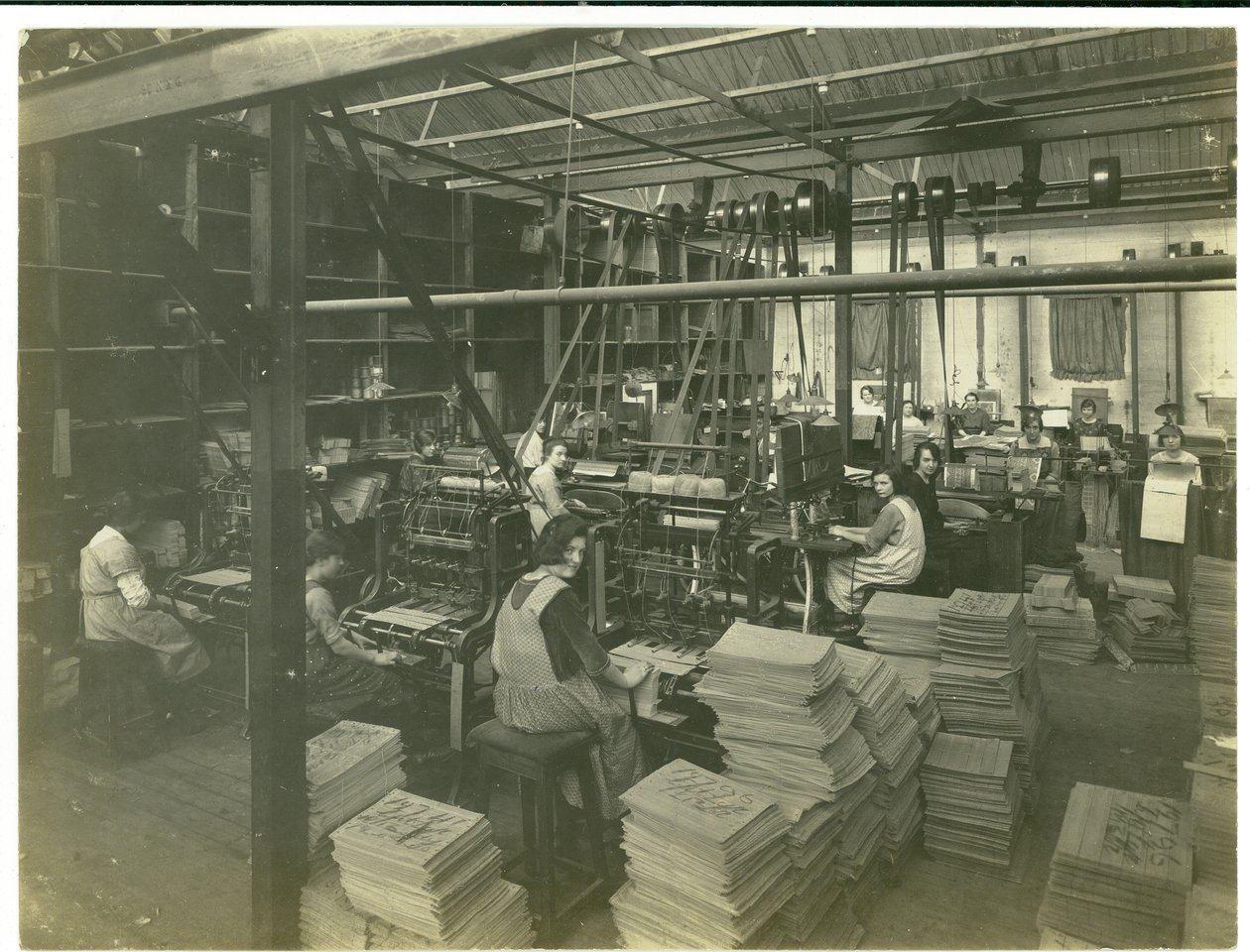 Cartão de Jacquard, sala de estampagem, Carpet Trades, 1923 de English Photographer