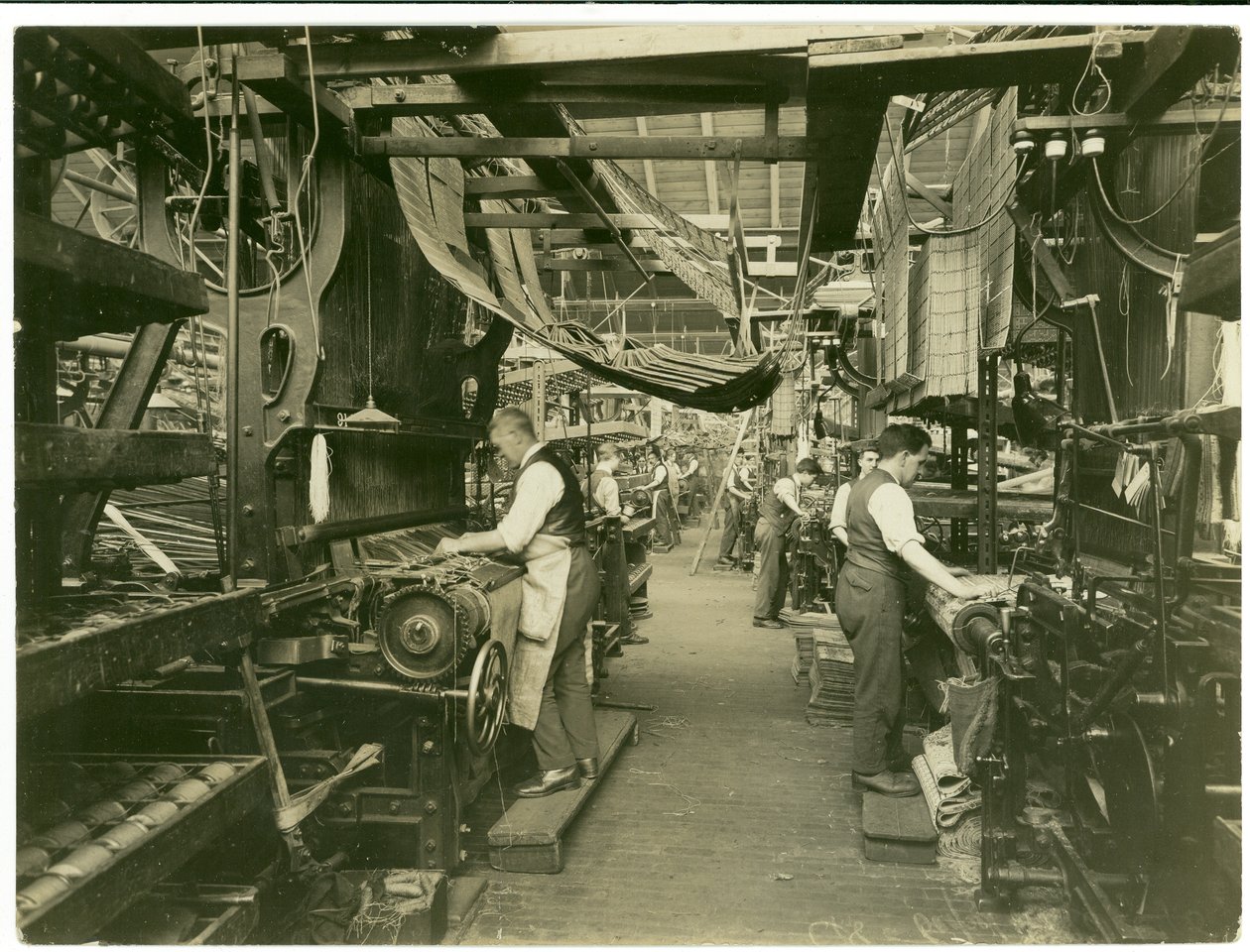 Tecelões Jacquard, Carpet Trade, 1923 de English Photographer