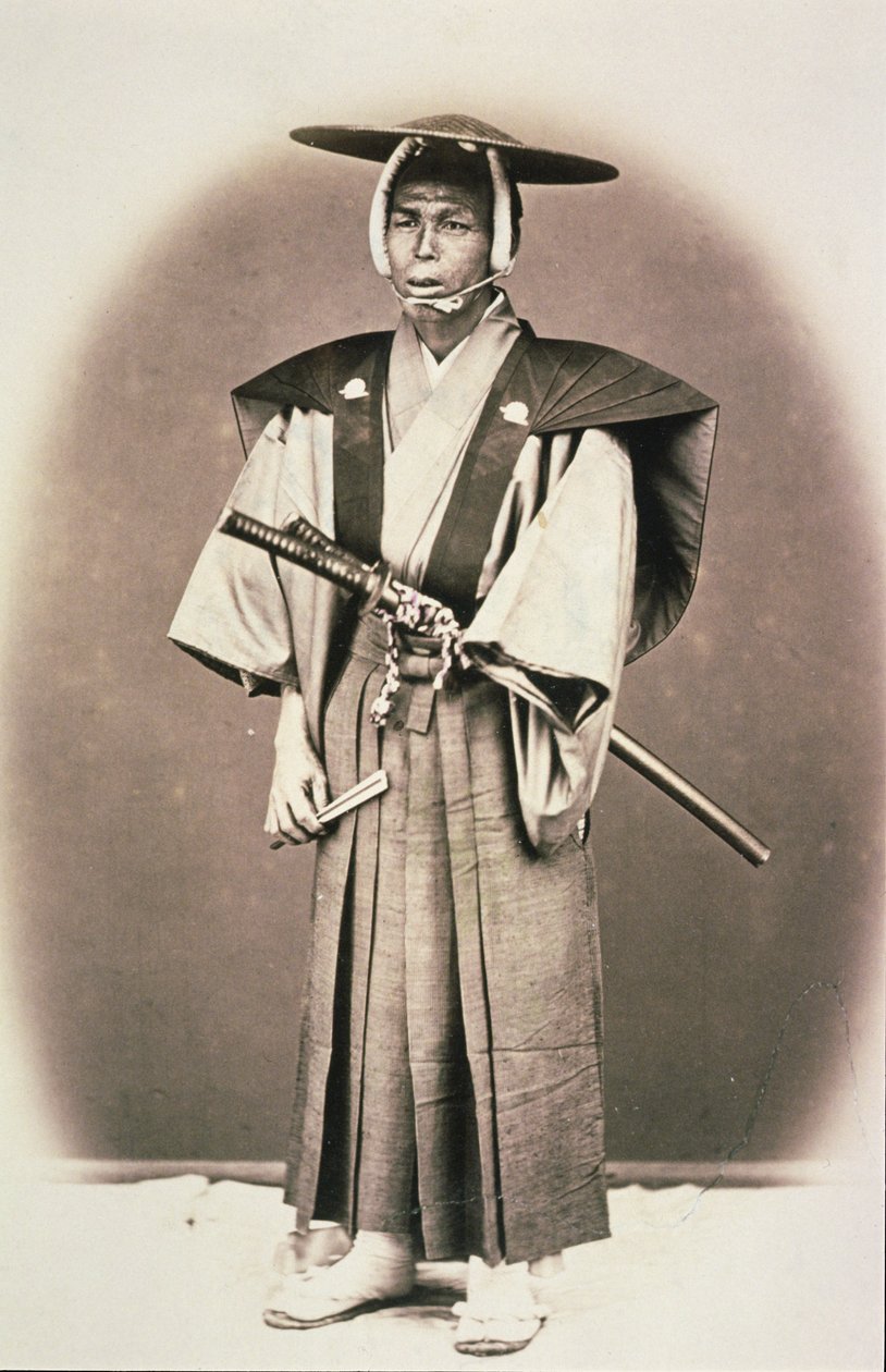 Oficial do Tribunal Japonês ou Samurai, c.1870s (impressão de albume à mão) de English Photographer