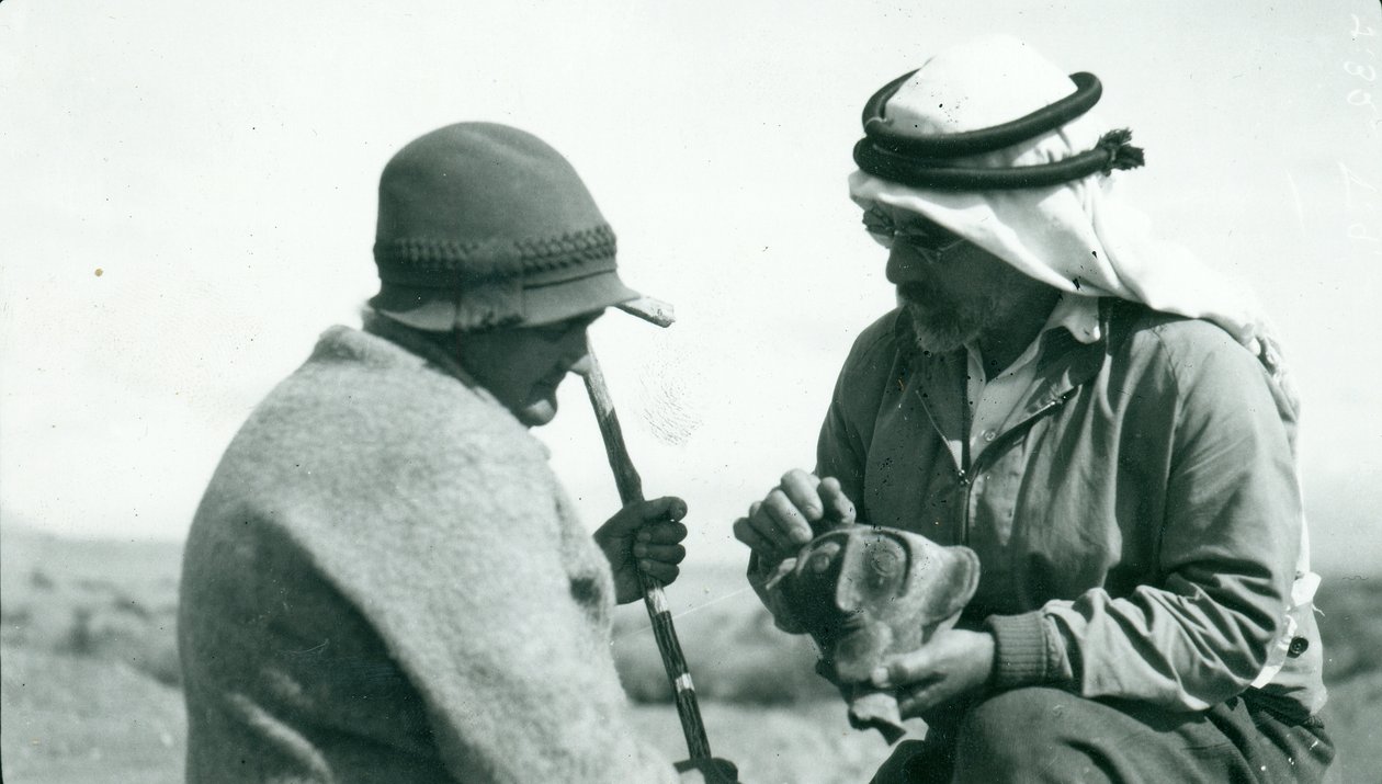 John Garstang mostrando um pedaço do cálice de cerâmica de Yahudieh Ware à sra. Garstang, 1930 de English Photographer