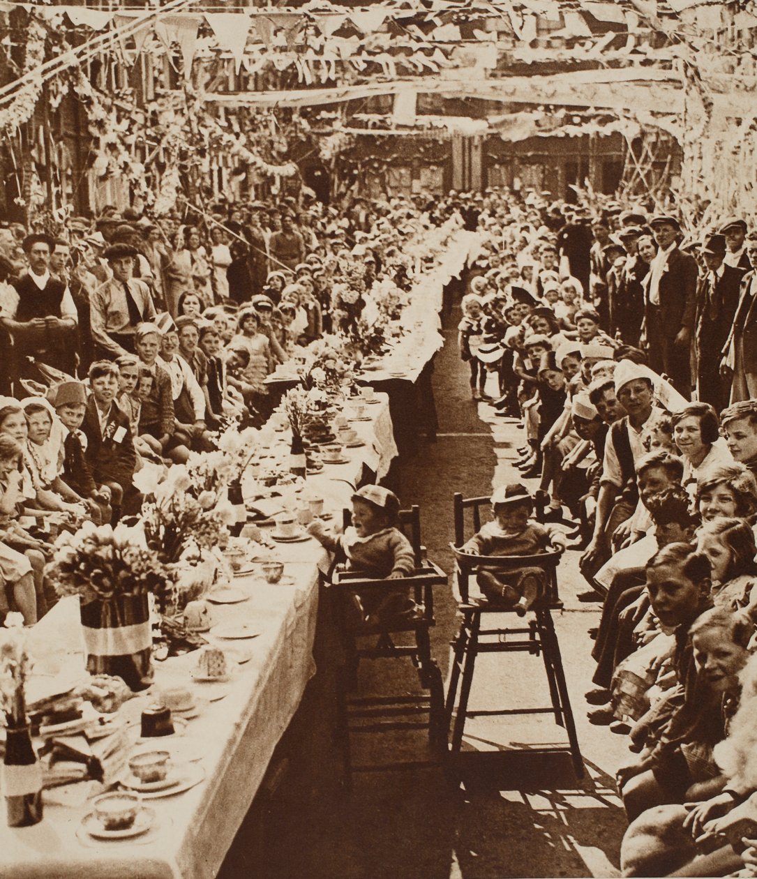 Chá de Jubileu para crianças em Orville Road, Battersea, 1935 de English Photographer