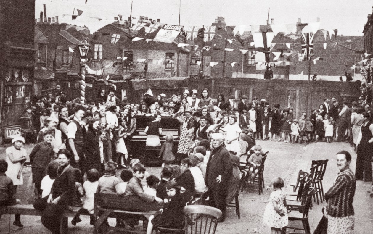 Festa de rua do jubileu, 1935 de English Photographer