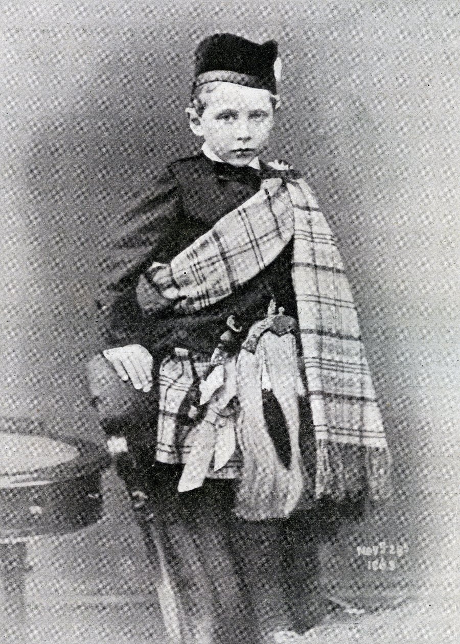 O Kaiser Wilhelm II fotografou com 4 anos de idade no kilt usado para o casamento de seu tio, Edward, Príncipe de Gales com a Princesa Alexandra da Dinamarca, 1863 de English Photographer