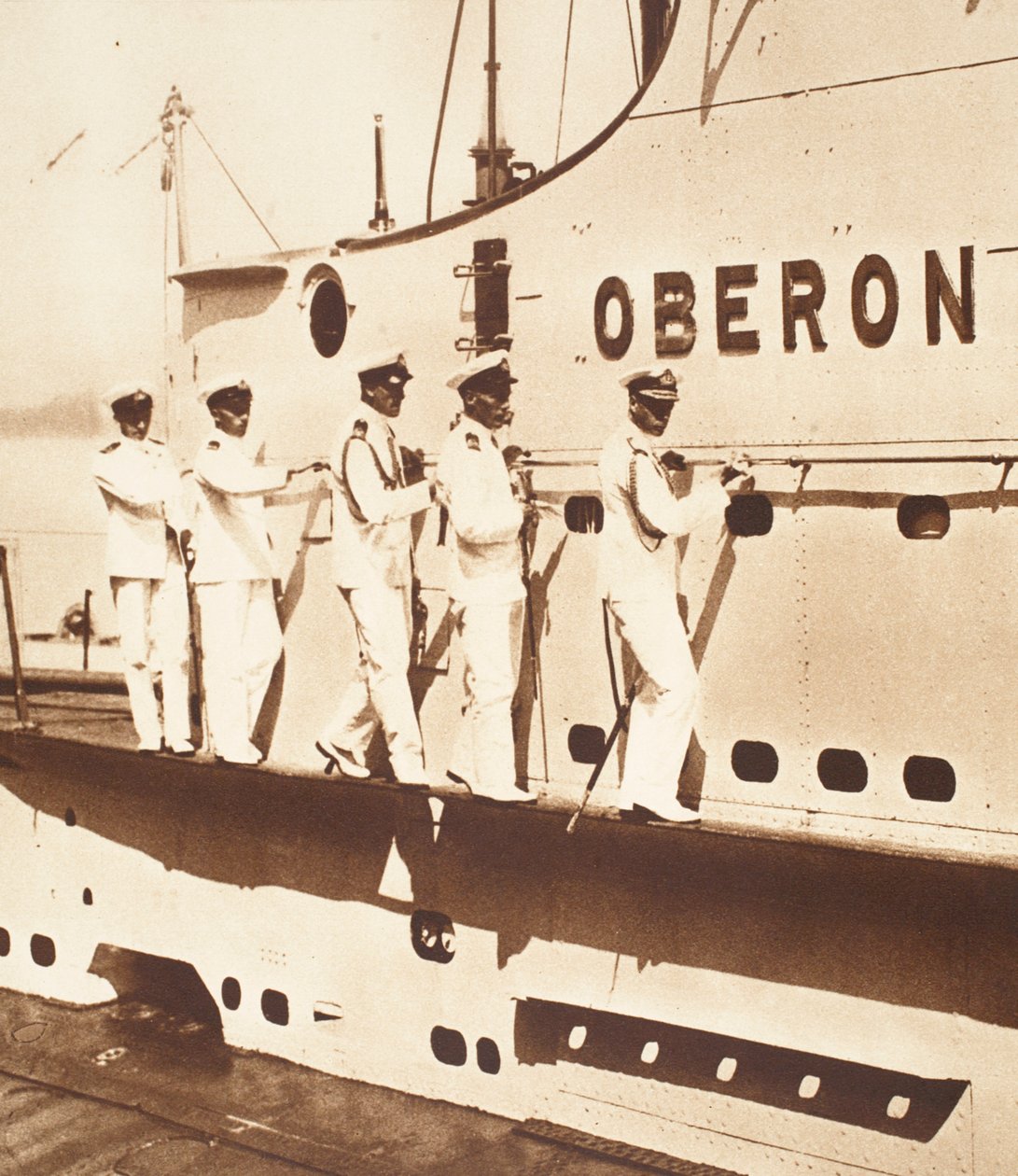 Rei Edward VIII a bordo de um submarino, fazendo seu caminho em volta da torre de comando do HMS Oberon de English Photographer