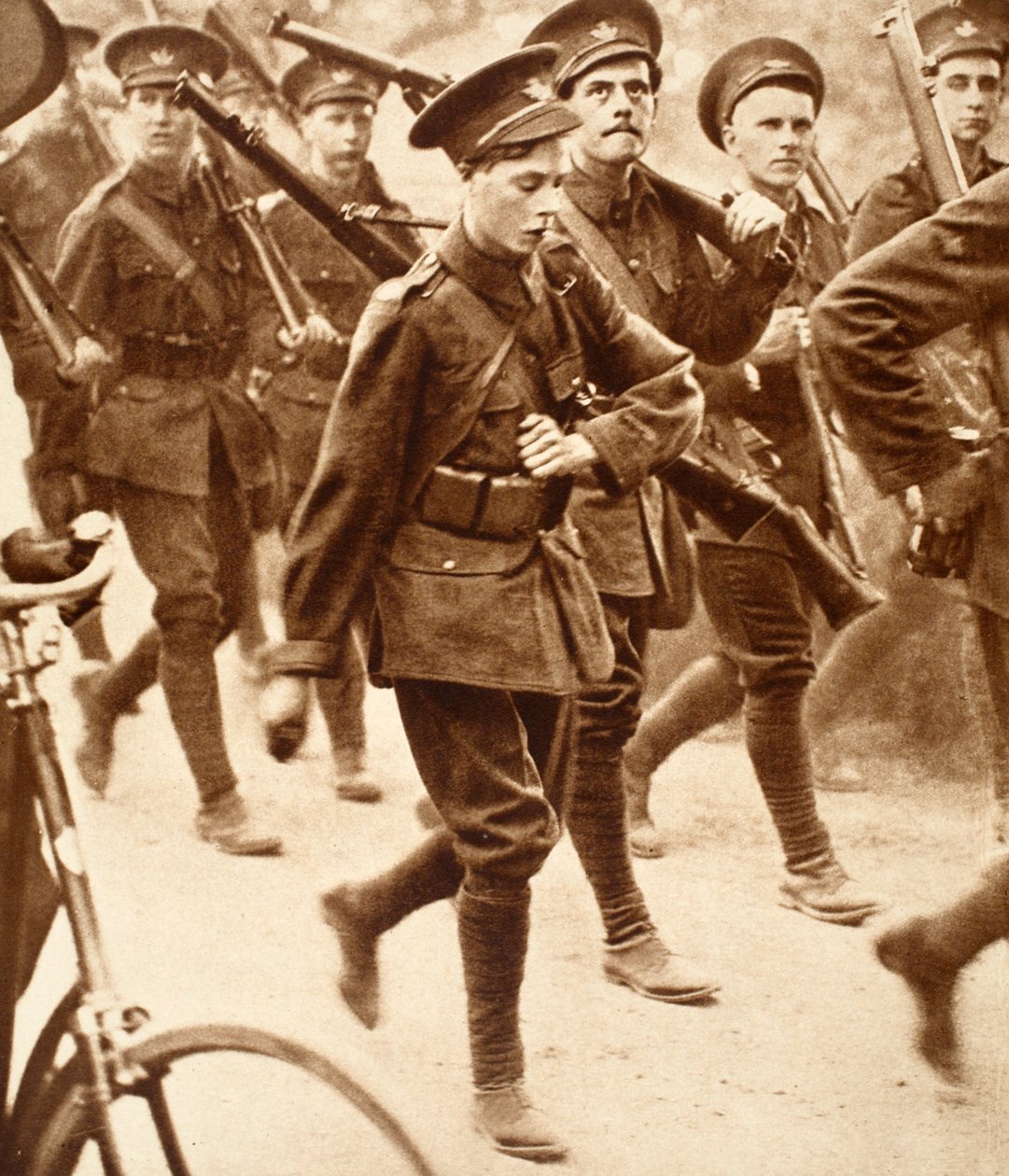 Rei Edward VIII marchando com a Universidade de Oxford OTC, antes da primeira guerra mundial, c.1911 de English Photographer