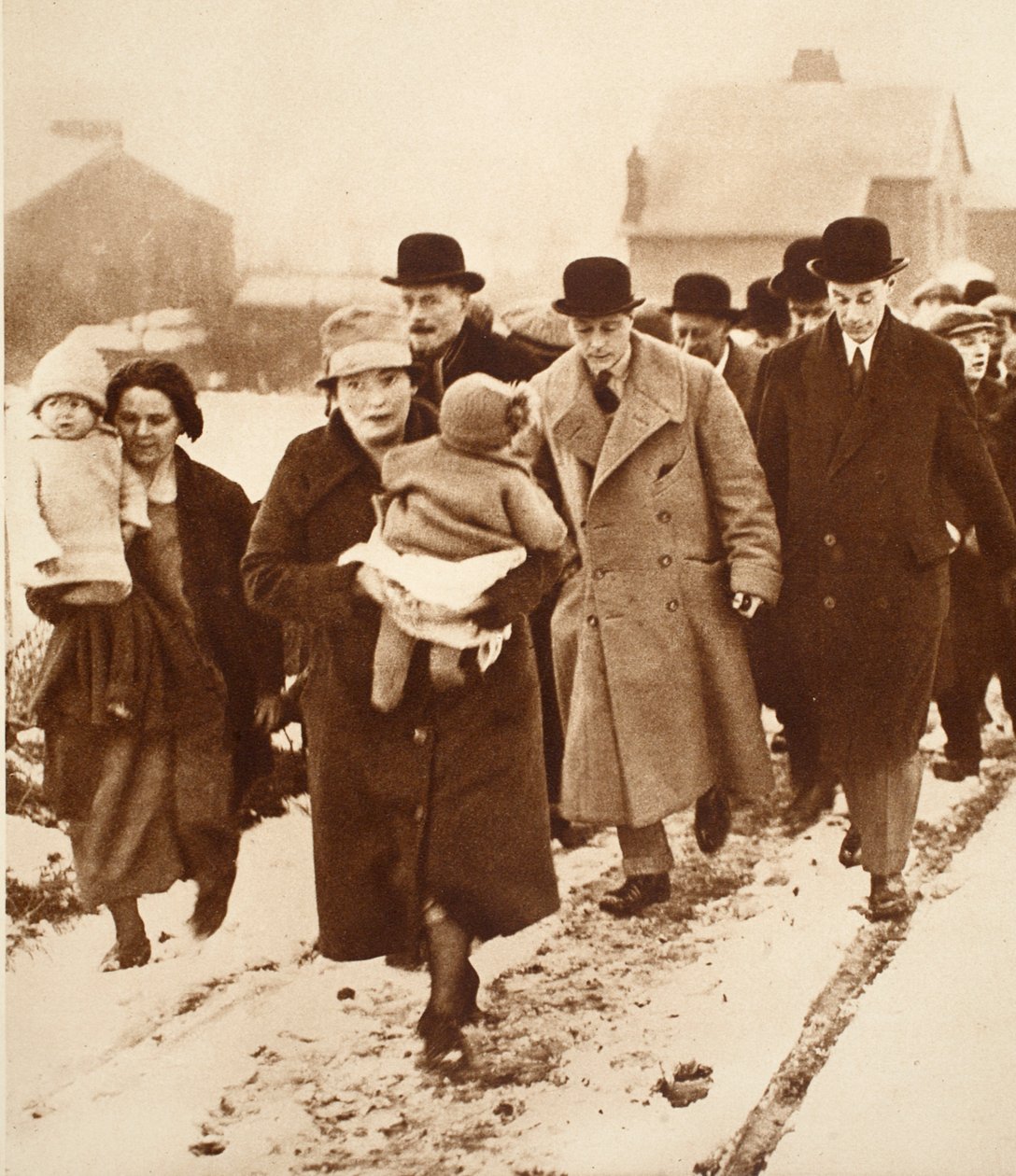 Rei Edward VIII Andando pela neve em Winlaton de English Photographer