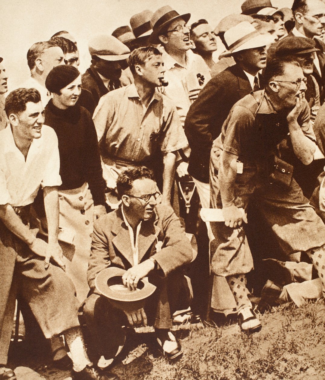 Rei Edward VIII e amigos assistindo golfe no campeonato aberto, St. Andrews, década de 1930 de English Photographer