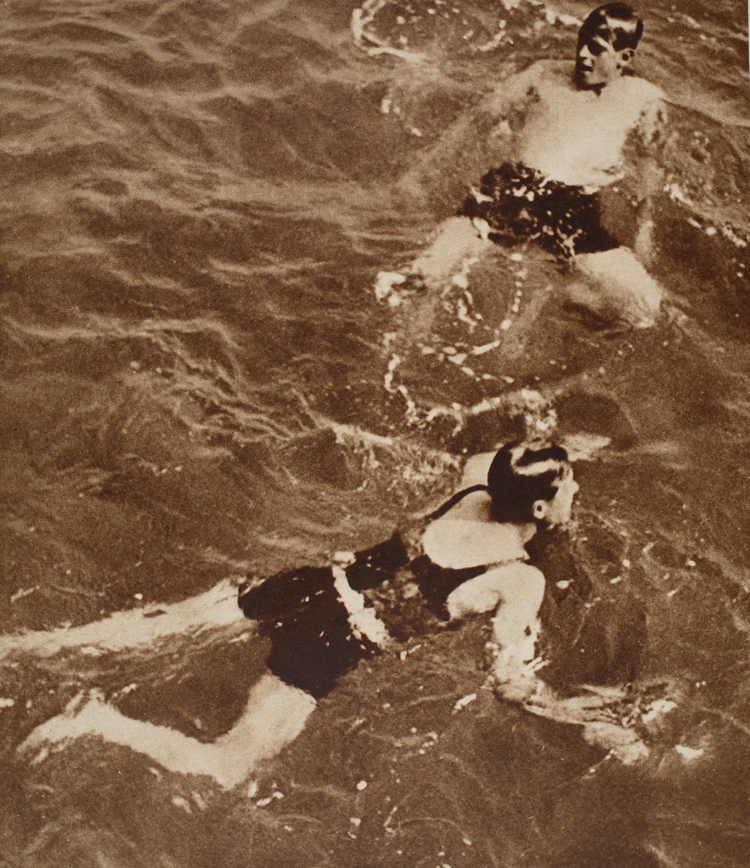 Rei Edward VIII e o Duque de Kent Nadando na Riviera, 1933 de English Photographer