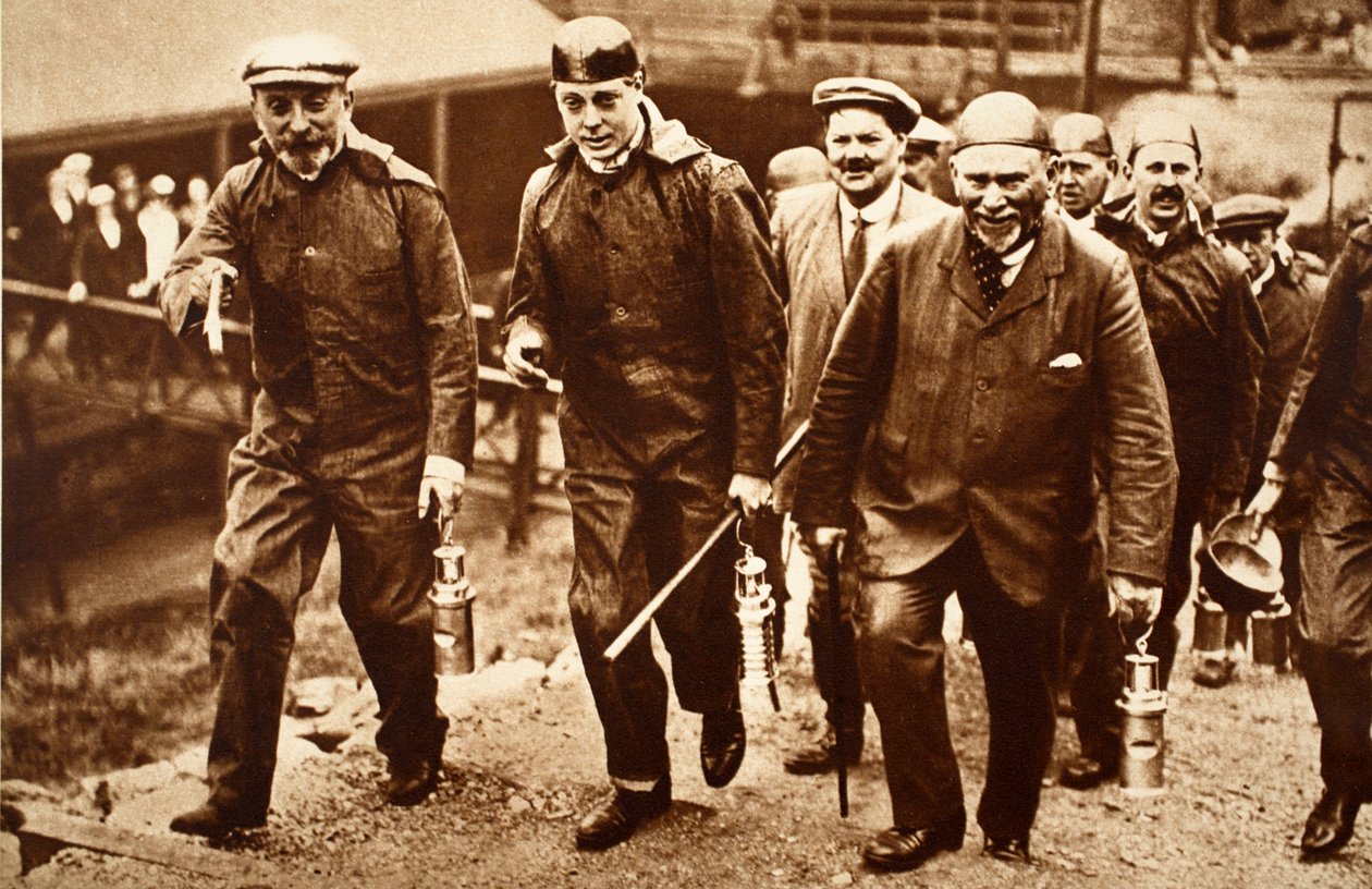 Rei Edward VIII e os mineiros descendo Cwmner Pit, Cardiff de English Photographer