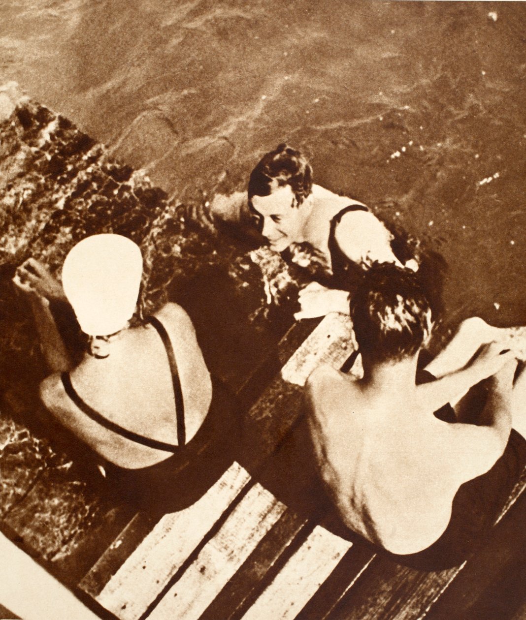 Rei Edward VIII com amigos em uma jangada, Riviera, 1933 de English Photographer