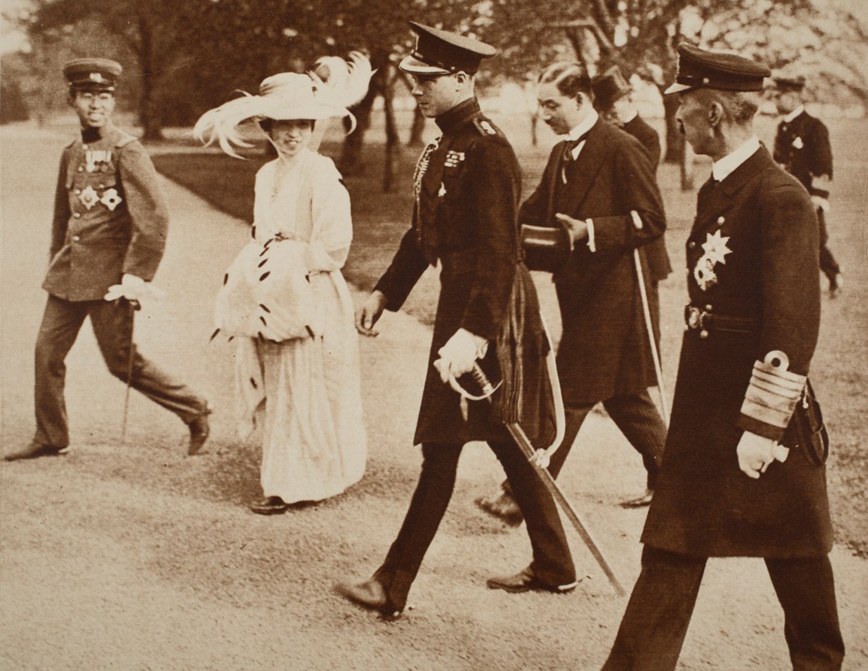 Rei Edward VIII com a Imperatriz do Japão e o príncipe herdeiro, no Japão, 1922 de English Photographer