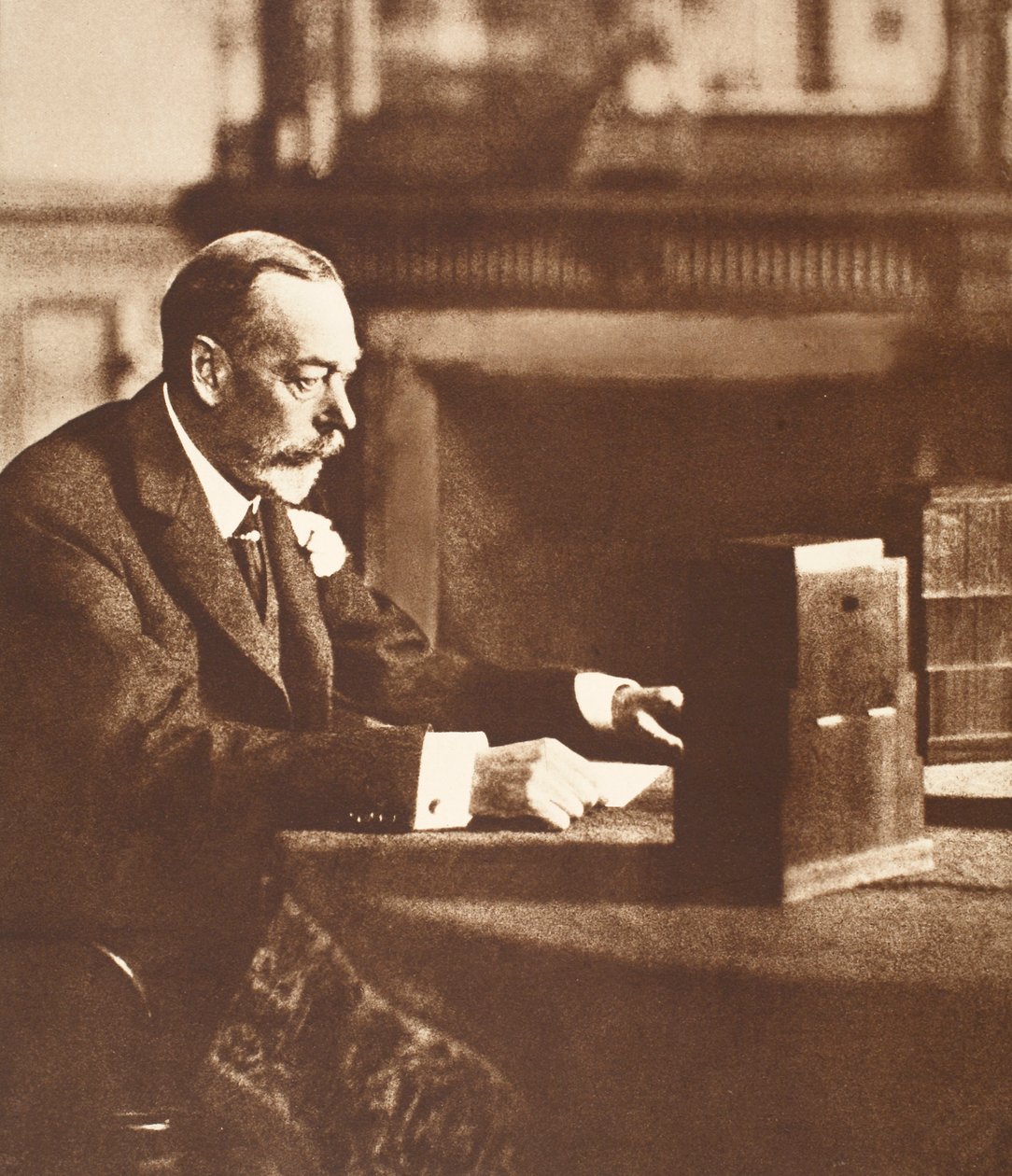 King George Broadcasting ao Império no dia de Natal em Sandringham, 1935 de English Photographer