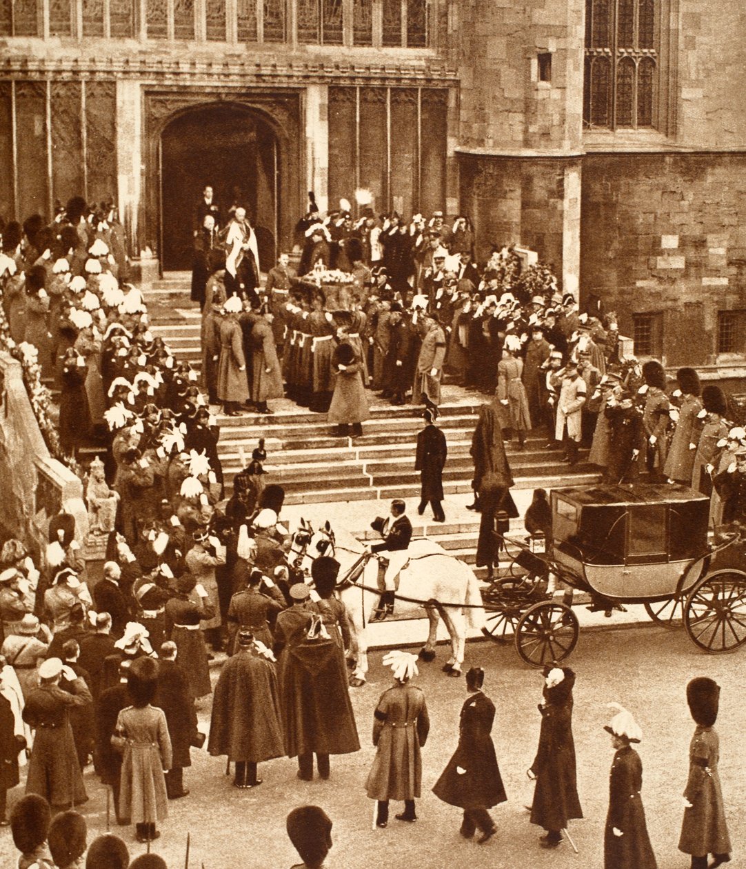 Rei George Colocou Para Descansar, com o Rei Edward VIII e a Rainha Mary Montando os Degraus da Capela, 1936 de English Photographer