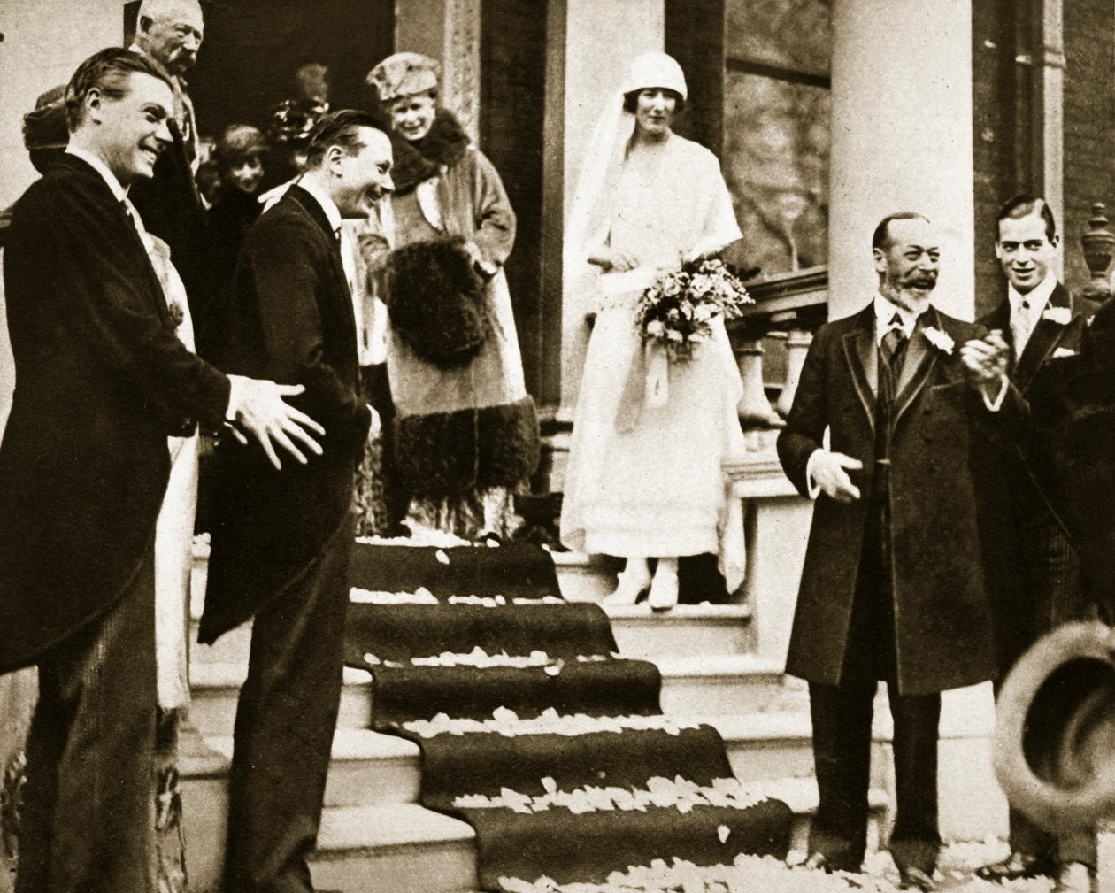 O Rei George Despede-se da Princesa Maud, filha da Princesa Real, enquanto parte para sua lua de mel com Lorde Carnegie, 1923 de English Photographer