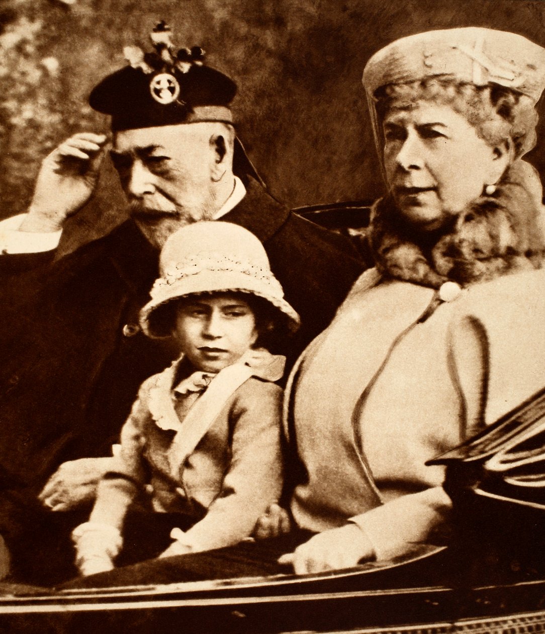 Rei George e Rainha Maria Dirigindo à Igreja com sua neta, Princesa Margaret, década de 1930 de English Photographer