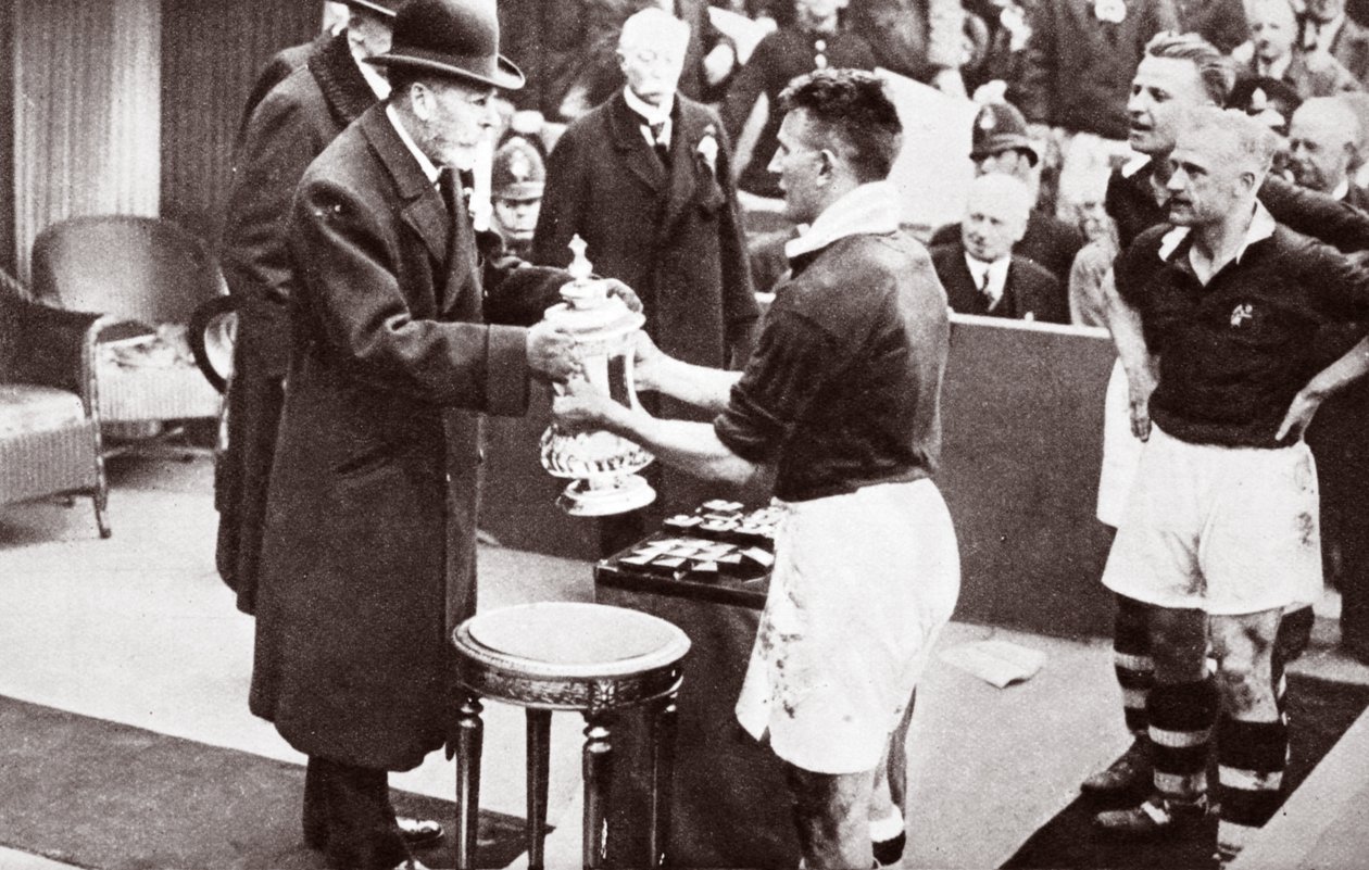 Rei George premiando a FA Cup de English Photographer