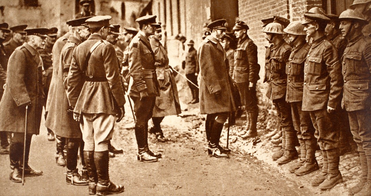 Rei George com o 7º Bn. Sherwood Foresters após Bullecourt, março de 1918 de English Photographer