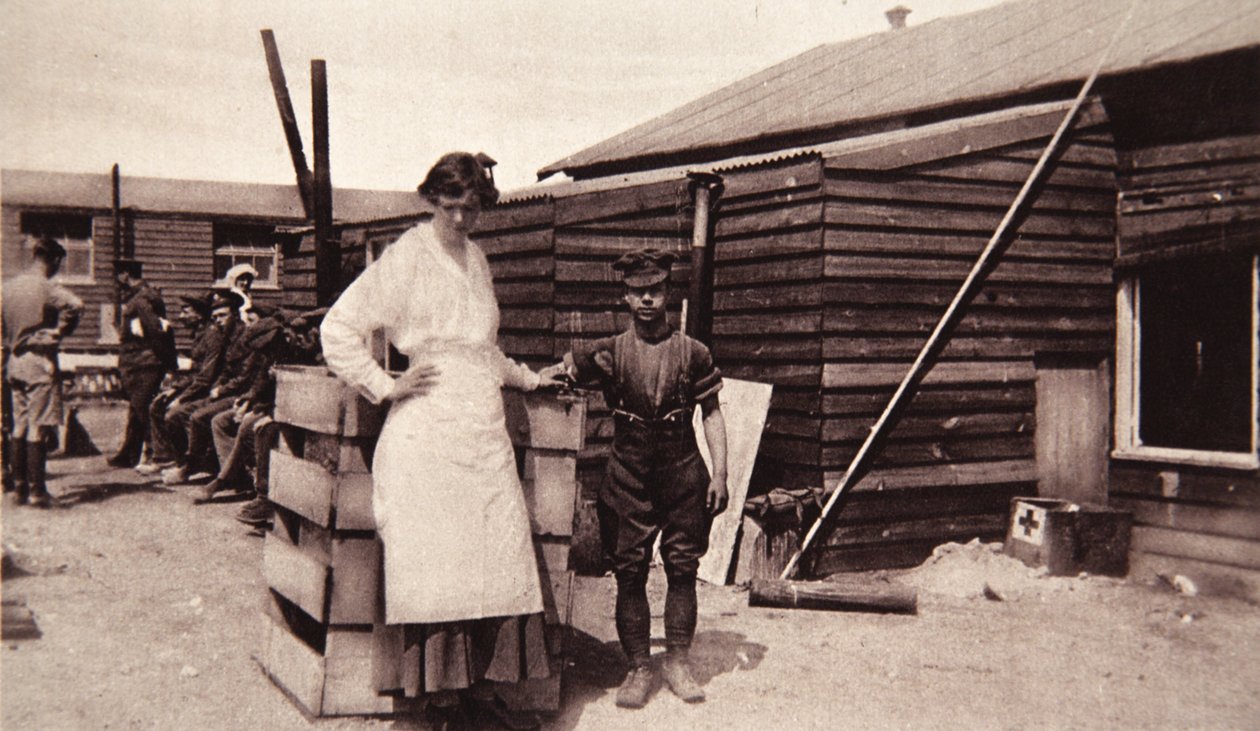 Empresa de Lady Angelas: em sua casa de banhos ao som das armas, do The Illustrated War News, 1916 (foto sépia) de English Photographer