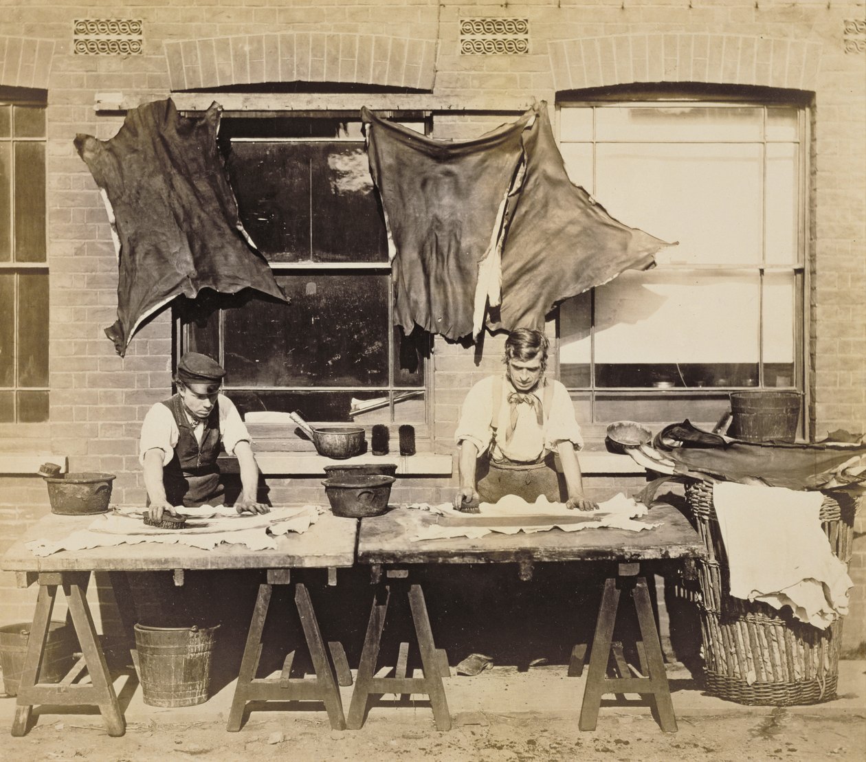 Tingimento em Couro para Fabricação de Luvas, Bevington and Sons, 1861-62 (foto sépia) (ver também 232992) de English Photographer