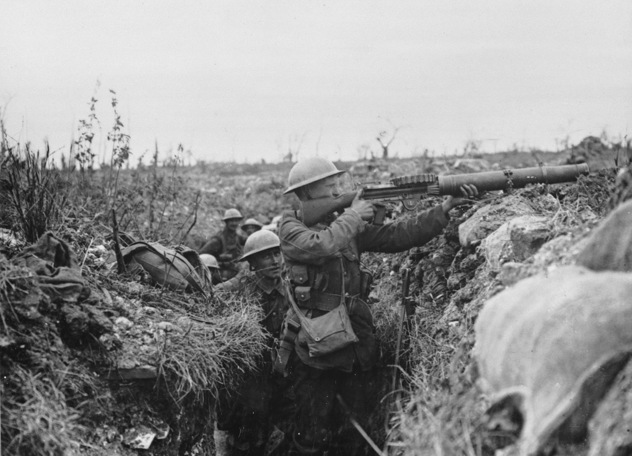Lewis artilheiro no degrau de disparo de uma trincheira, 1916-18 de English Photographer