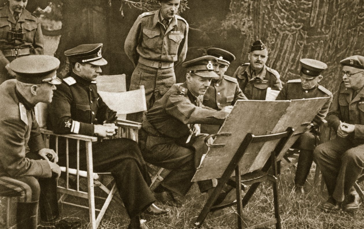 O tenente-general Dempsey, comandante do Segundo Exército Britânico, explica aos oficiais soviéticos o estado das coisas na Frente Ocidental, 1944 de English Photographer