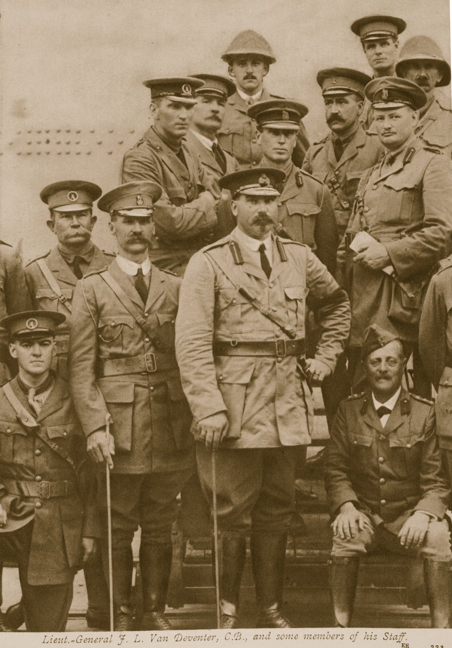 Tenente-general FL Van Deventer, CB e alguns membros de sua equipe, 1914-19 de English Photographer