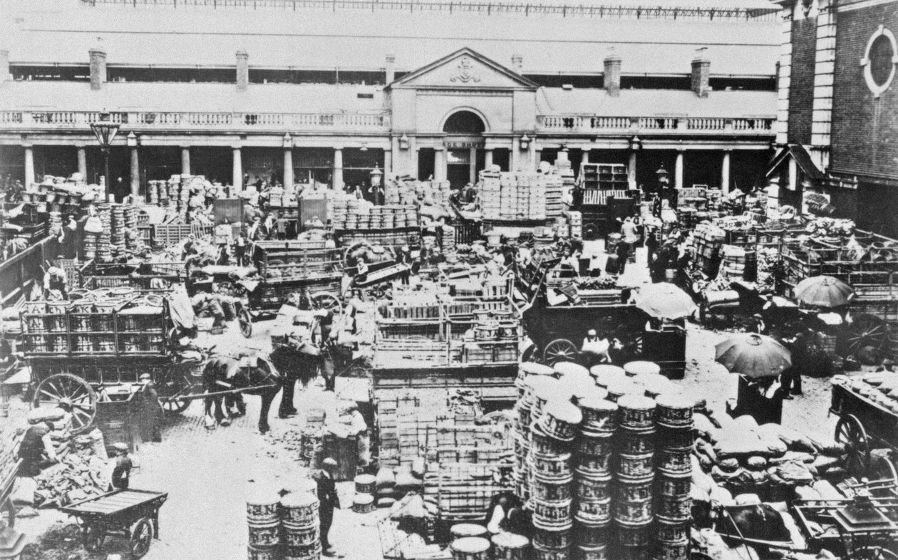 Carregando frutas no mercado de Covent Garden, 1900 de English Photographer