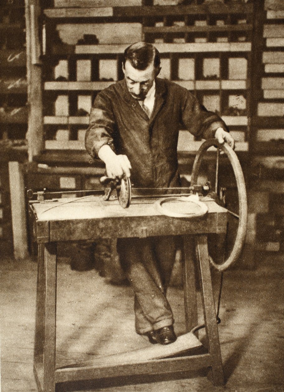 Locksmith winding wire into springs, de Wonderful London, publicado em 1926-27 (fotogravura) de English Photographer