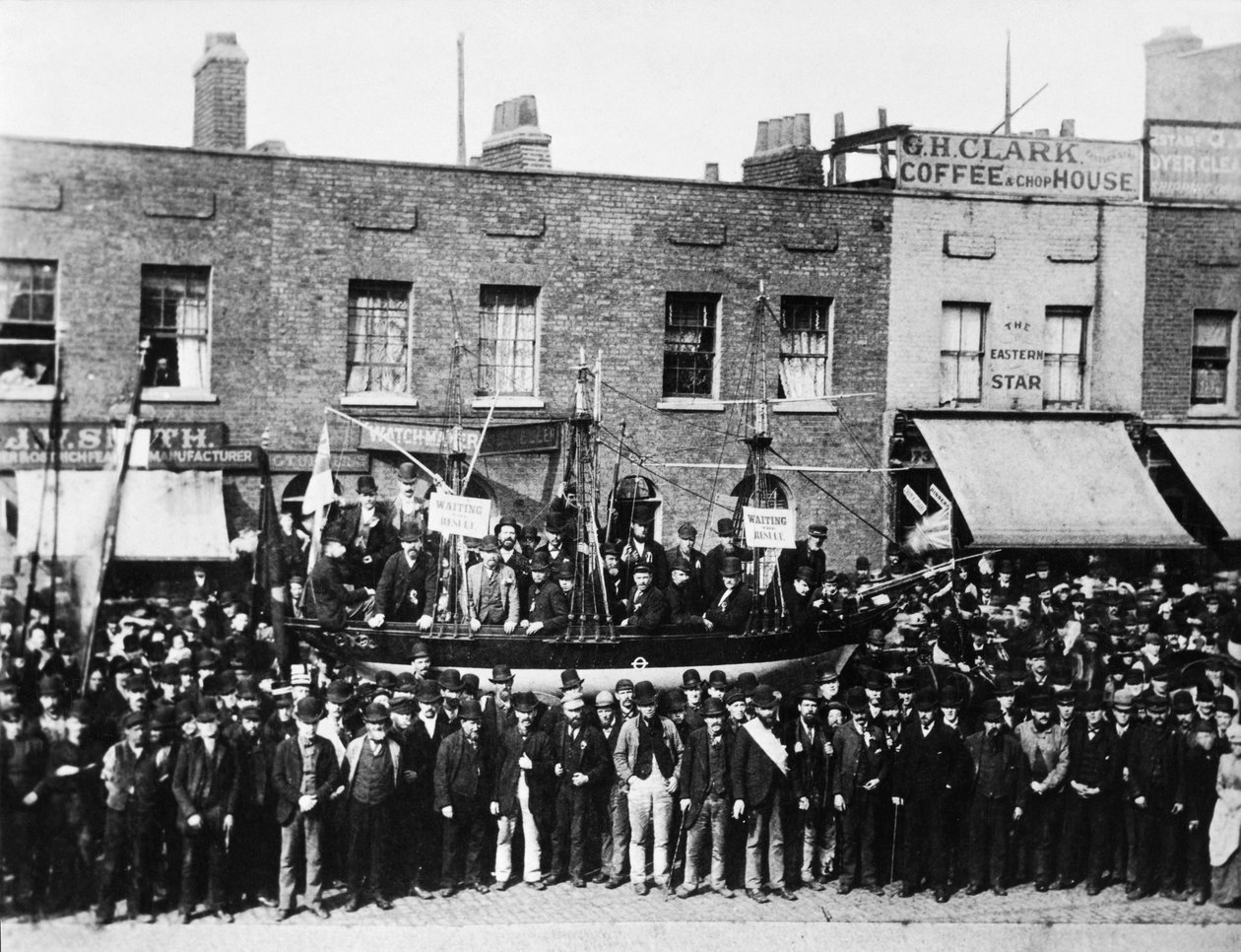 Greve da doca de Londres, 1889 de English Photographer