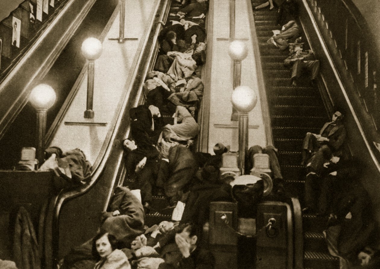 Os londrinos procuram abrigo das bombas no subsolo, 1940 de English Photographer