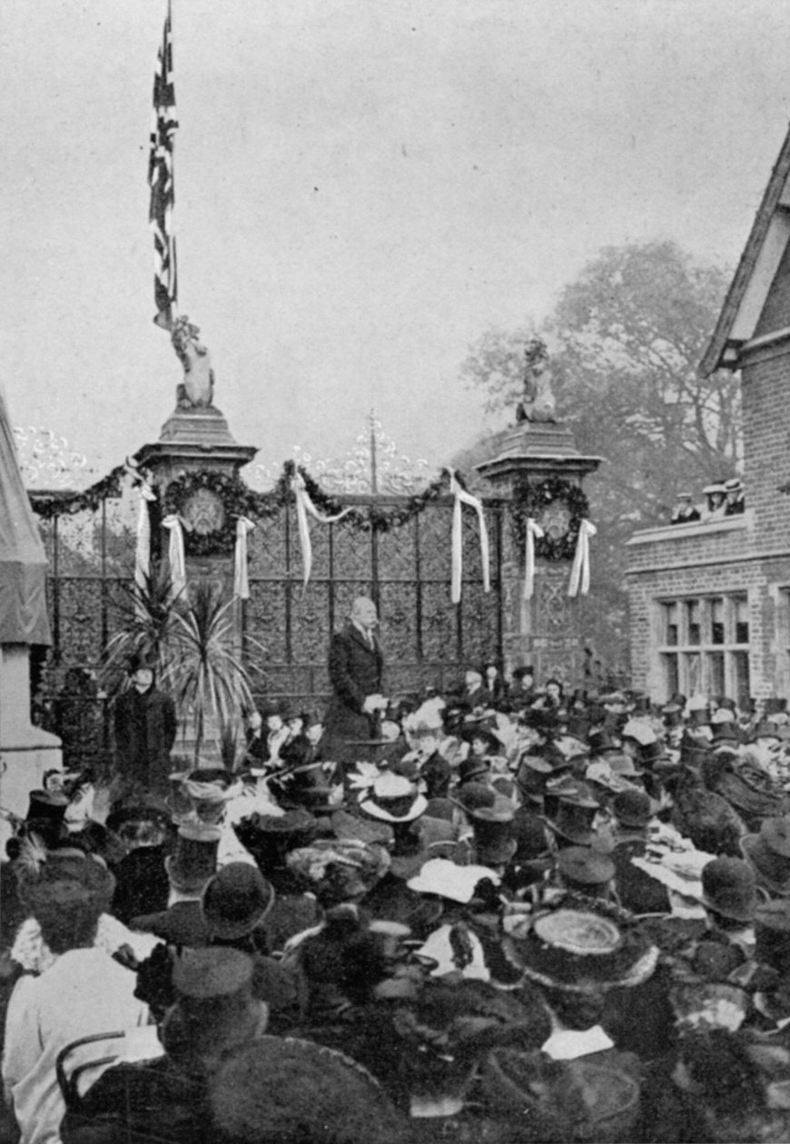 Lord Clarendon faz seu discurso, de um artigo intitulado Um memorial de uma grande vida: A estátua de Salisbury em Hatfield, publicada em The Graphic, 27 de outubro de 1906 de English Photographer