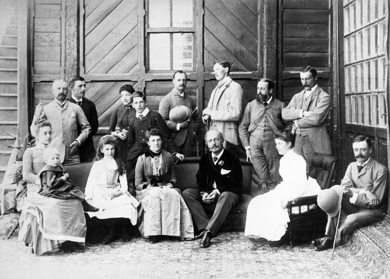 Senhor e Senhora Dufferin e Grupo na Loja do Vice-Rei, Shimla, c.1884-88 de English Photographer