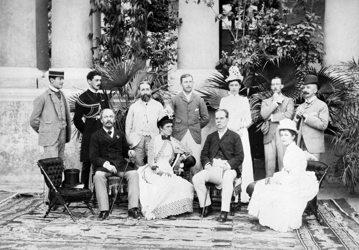 Senhor e Senhora Dufferin e Grupo na Loja do Vice-Rei, Shimla, c.1884-88 de English Photographer