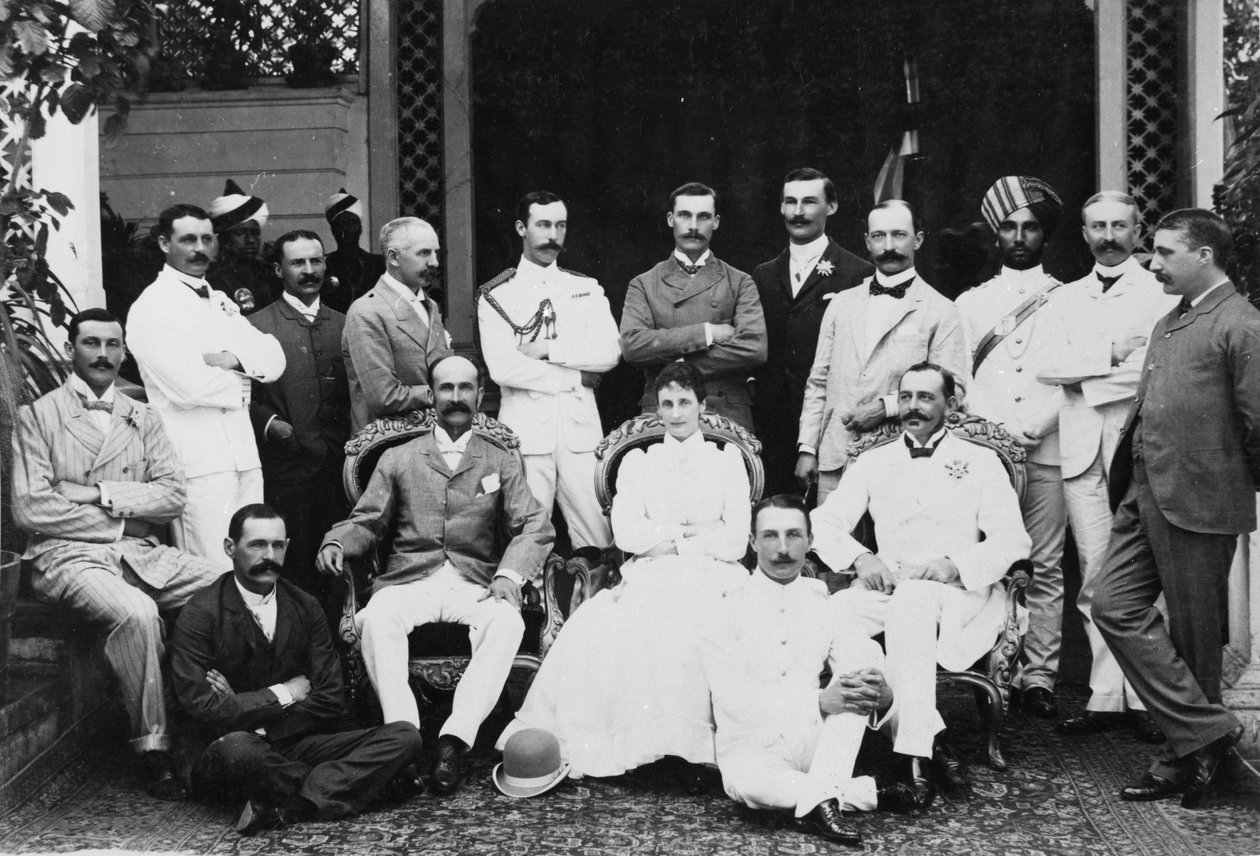 Lorde e Lady Lansdowne e Cajado na Loja do Vice-Rei, Shimla, c.1888-94 de English Photographer