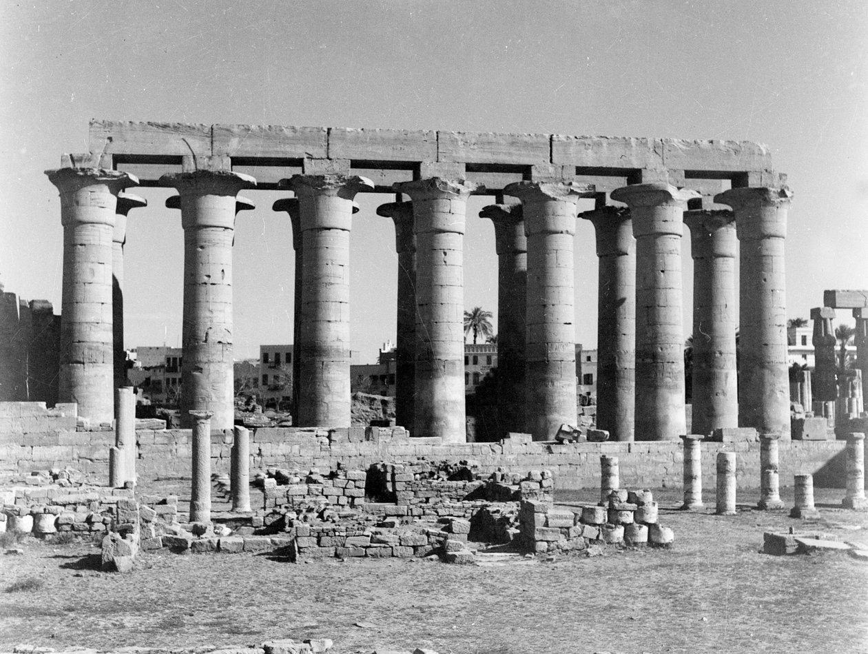 Colunas de lótus, Luxor Temple, de um álbum contendo 206 fotografias compiladas pela Major WHJ Sale, 1940-43 de English Photographer