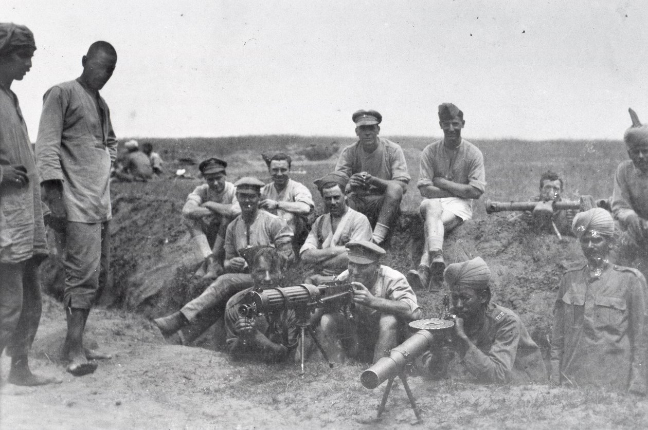 Equipes de metralhadoras com metralhadora Vickers, arma de Lewis e telêmetro, Mesopotâmia, Primeira Guerra Mundial, de English Photographer