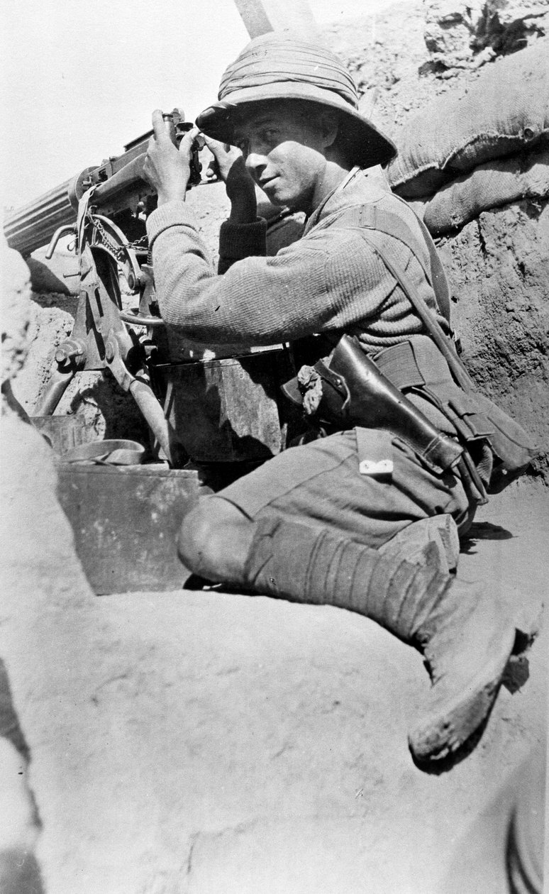 Metralhadora em uma trincheira, Sannayat, 1916 de English Photographer