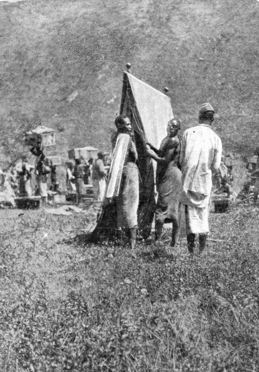 Fazendo acampamento no final de um dia de março, de um artigo intitulado Para as Montanhas da Lua publicado em The Graphic October 27th 1906 de English Photographer