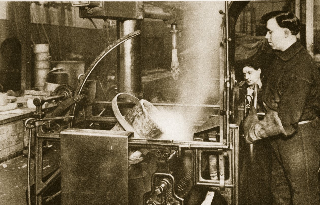 Fazendo dinheiro-abaixando um pote de metal líquido em uma máquina (foto sépia) de English Photographer