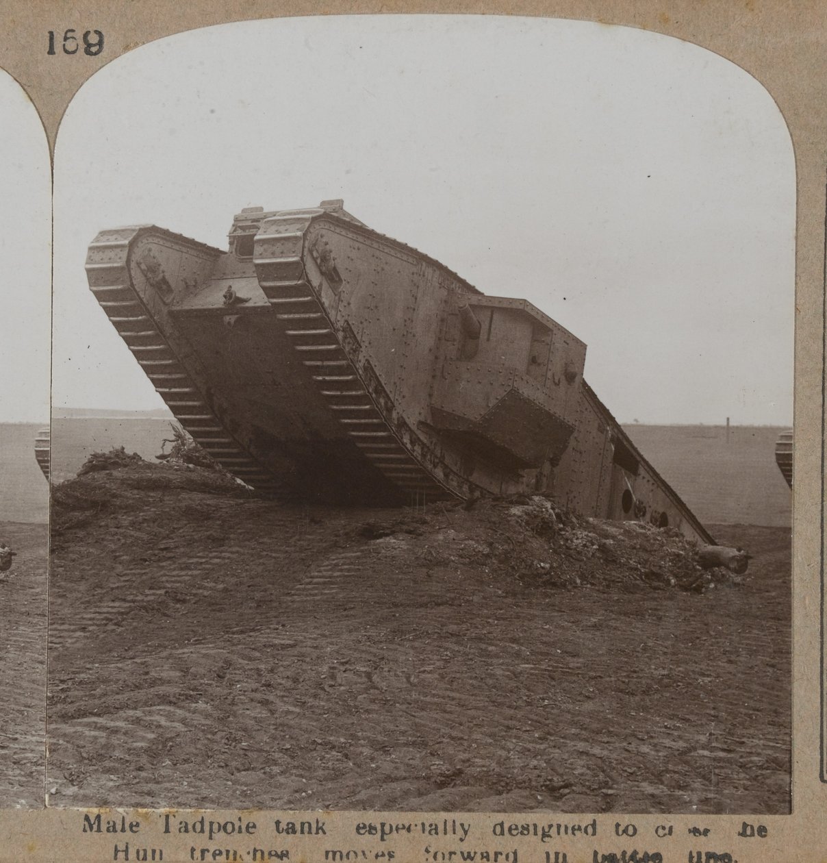 Tanque de girino masculino especialmente projetado para cruzar as trincheiras Hun se move para frente em linha de batalha, 1914-18 de English Photographer
